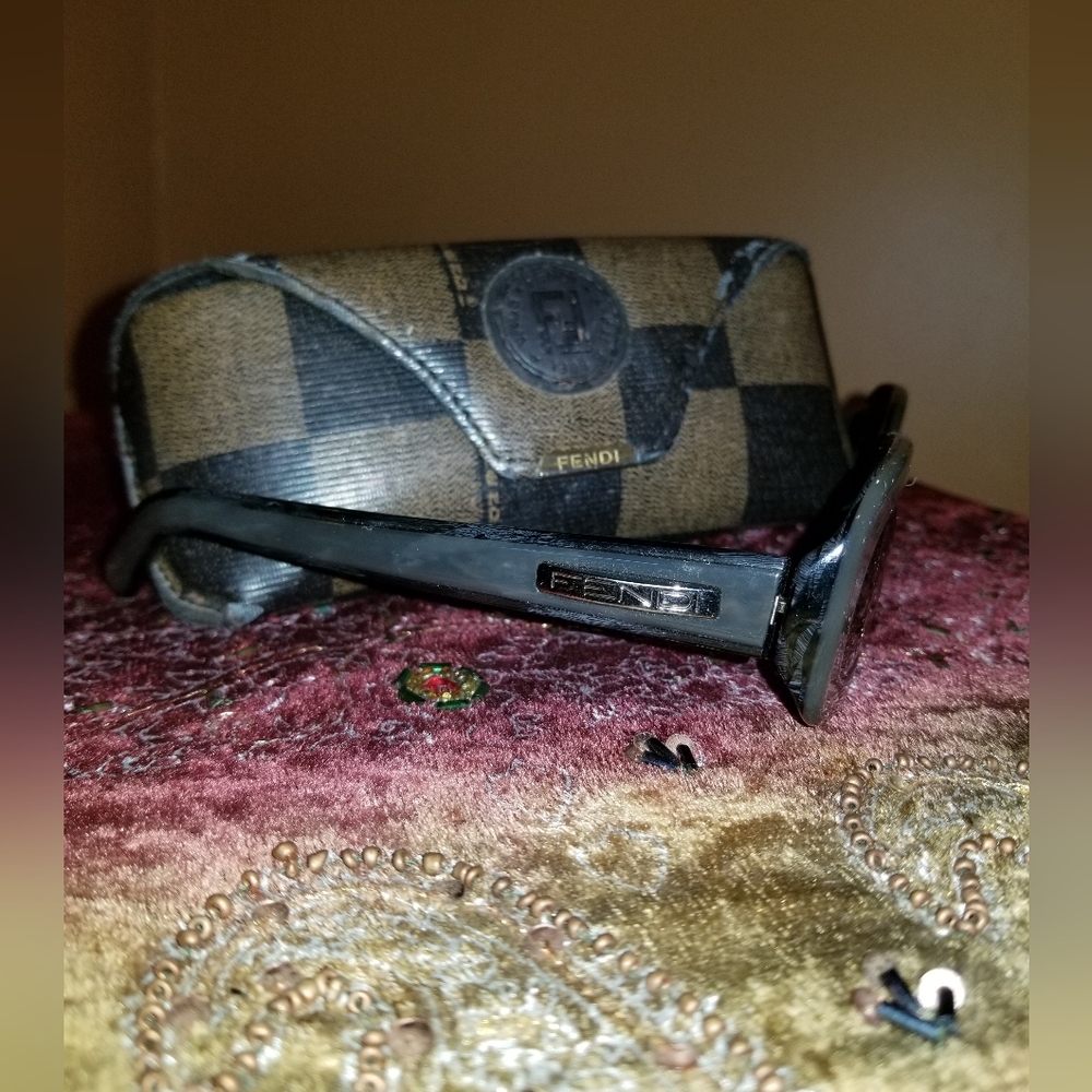 Classic Fendi - Picture 2 of 3